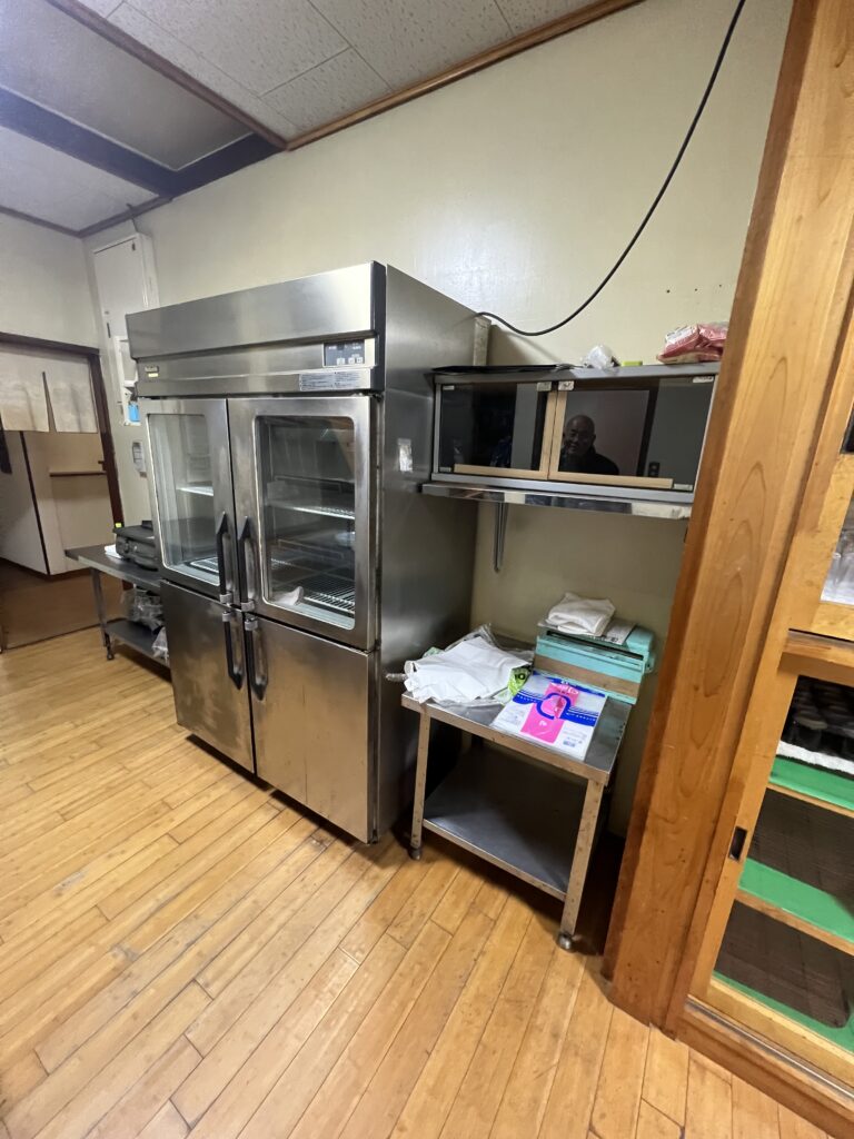 兵庫県高砂市で厨房機器・食器・小物・テーブルや椅子を買取